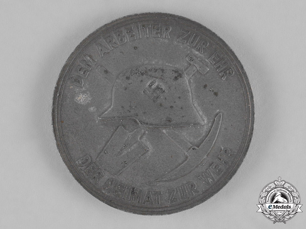 germany,_third_reich._a1938_holzmann_construction_crew_employee_badge_c18-027409