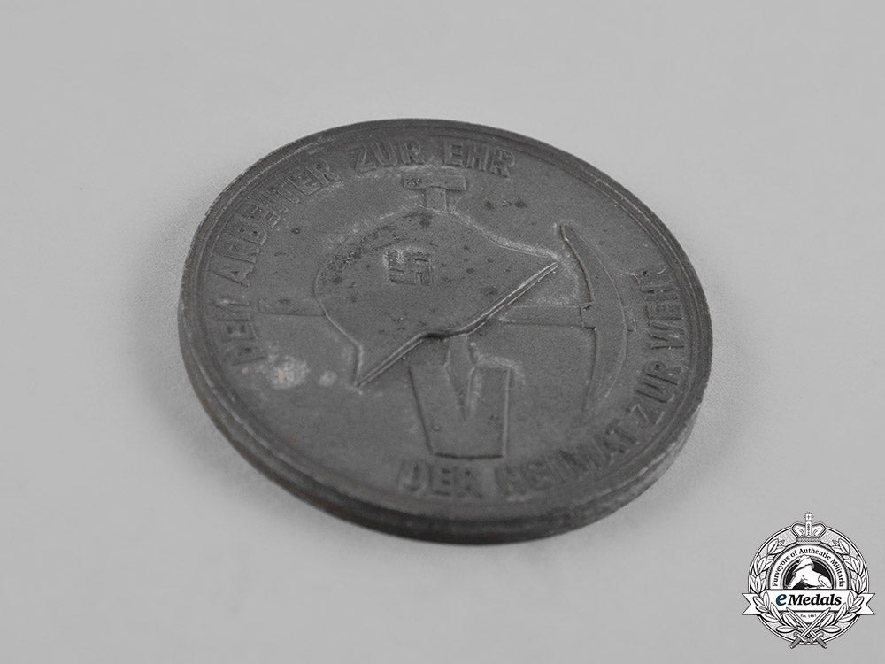 germany,_third_reich._a1938_holzmann_construction_crew_employee_badge_c18-027412