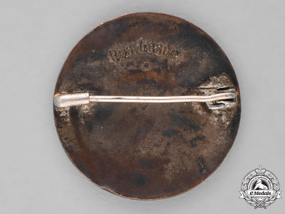 germany._a_german_red_cross_nurse’s_badge_c18-027499