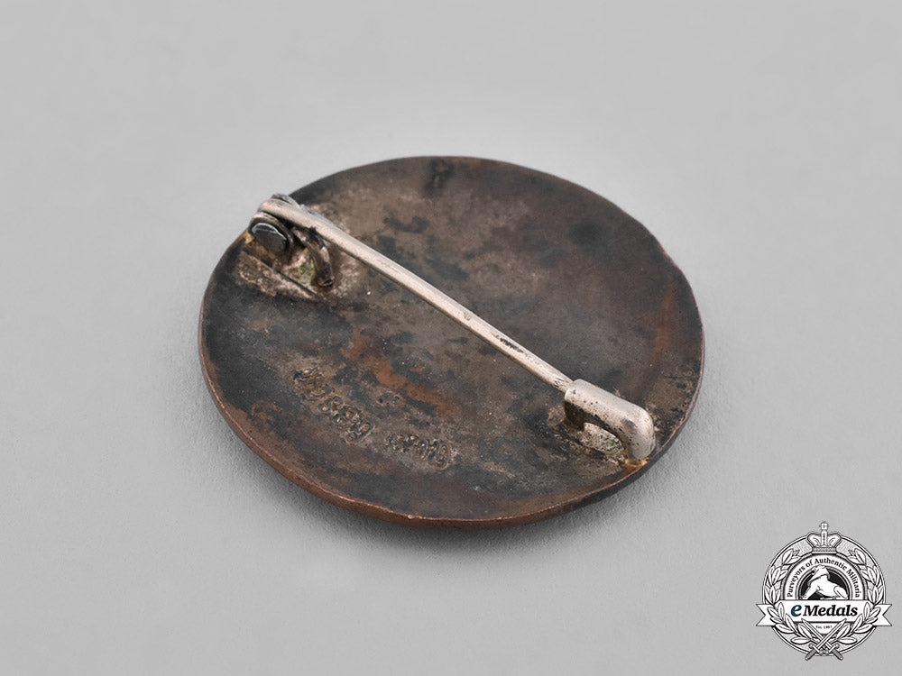 germany._a_german_red_cross_nurse’s_badge_c18-027500