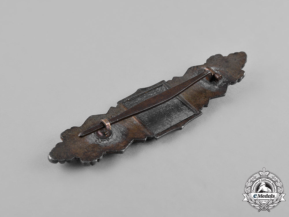 germany,_wehrmacht._a_wehrmacht_close_assault_clasp,_in_bronze,_by_funcke&_brüninghaus_c18-028170_1