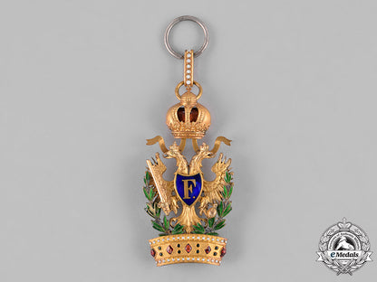 austria,_empire._an_iron_crown_order,_iii_class_with_war_decoration&_swords,_by_vincent_mayer,_c.1915_c18-028462