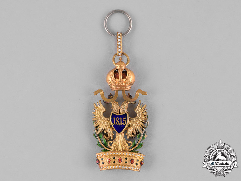 austria,_empire._an_iron_crown_order,_iii_class_with_war_decoration&_swords,_by_vincent_mayer,_c.1915_c18-028463