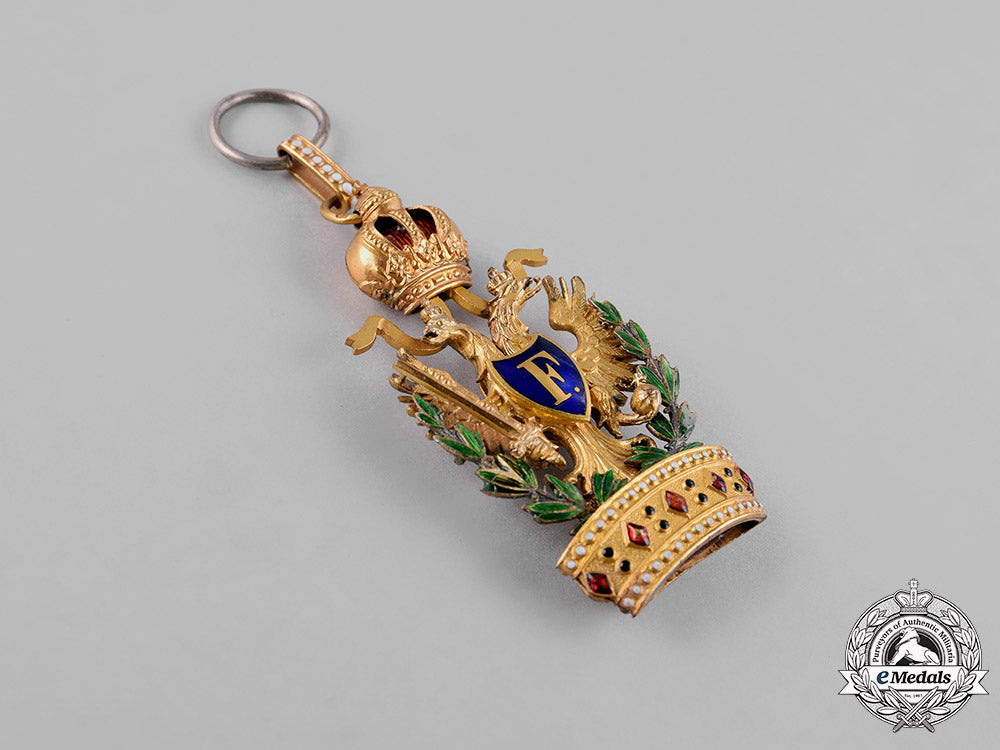 austria,_empire._an_iron_crown_order,_iii_class_with_war_decoration&_swords,_by_vincent_mayer,_c.1915_c18-028466