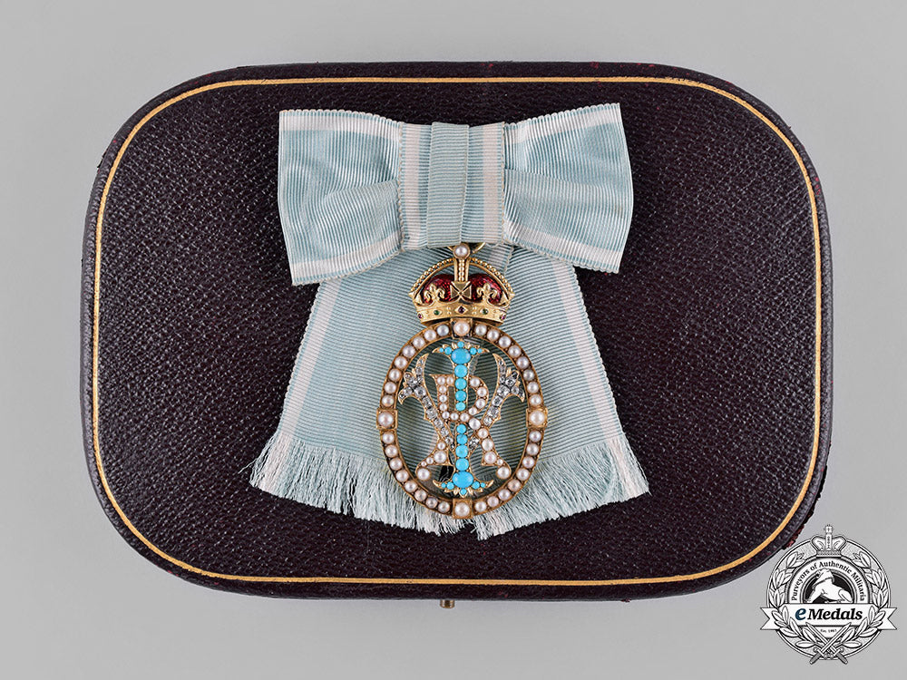 united_kingdom._an_order_of_the_crown_of_india,_companions_badge,_in_gold,_diamonds,&_pearls_c18-028779_1_1_1_1_1