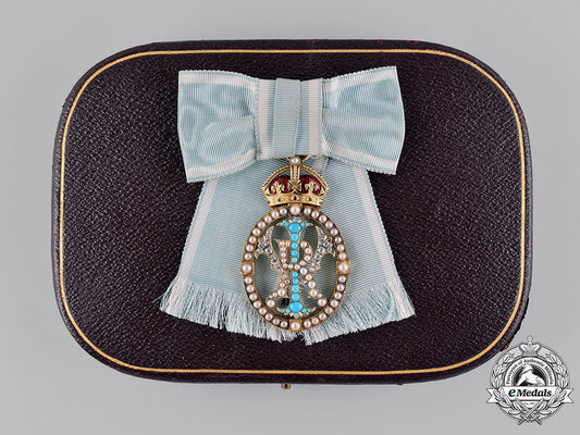 united_kingdom._an_order_of_the_crown_of_india,_companions_badge,_in_gold,_diamonds,&_pearls_c18-028779_1_1_1_1_1
