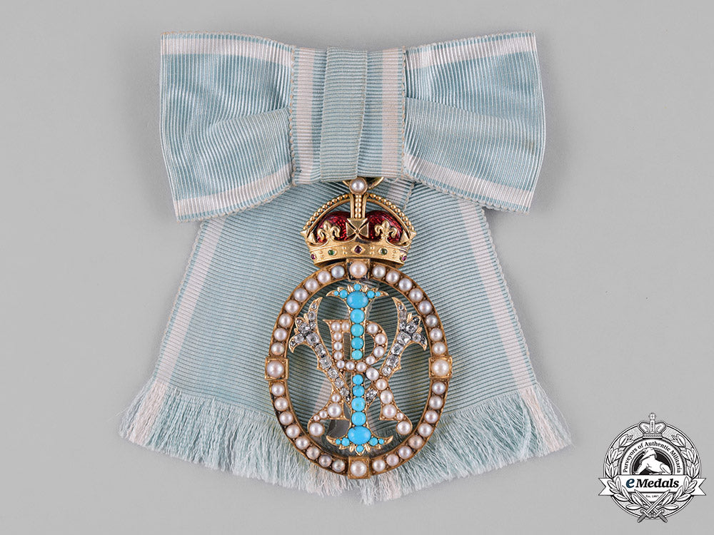 united_kingdom._an_order_of_the_crown_of_india,_companions_badge,_in_gold,_diamonds,&_pearls_c18-028780_1_1_1_1_1