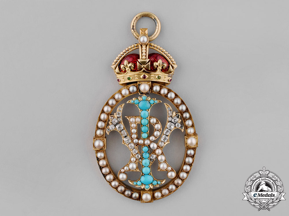united_kingdom._an_order_of_the_crown_of_india,_companions_badge,_in_gold,_diamonds,&_pearls_c18-028782_1_1_1_1_1