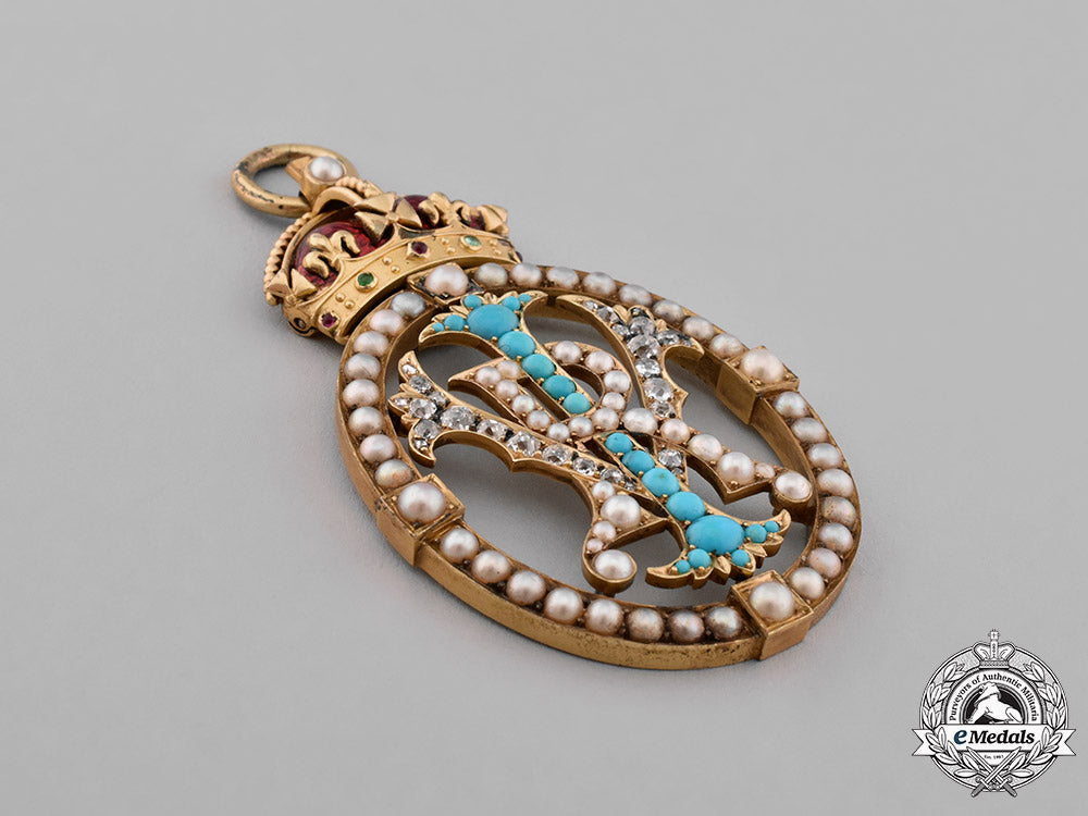 united_kingdom._an_order_of_the_crown_of_india,_companions_badge,_in_gold,_diamonds,&_pearls_c18-028785_1_1_1_1_1