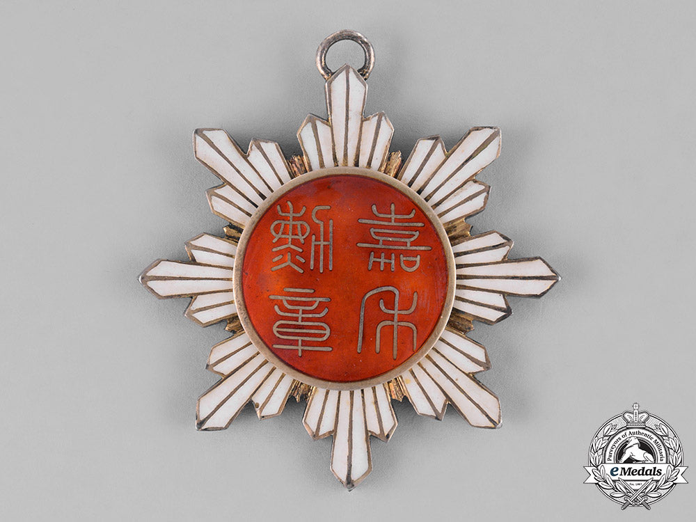china,_republic._an_order_of_the_precious_brilliant_golden_grain,_v_class_commander,_c.1920_c18-029427_1
