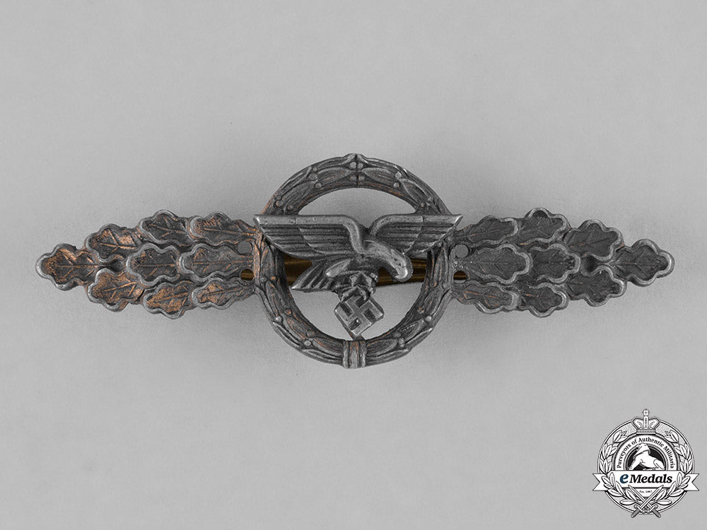 germany,_luftwaffe._a_luftwaffe_front_flying_clasp_for_transport_pilots,_gold_grade_c18-030162