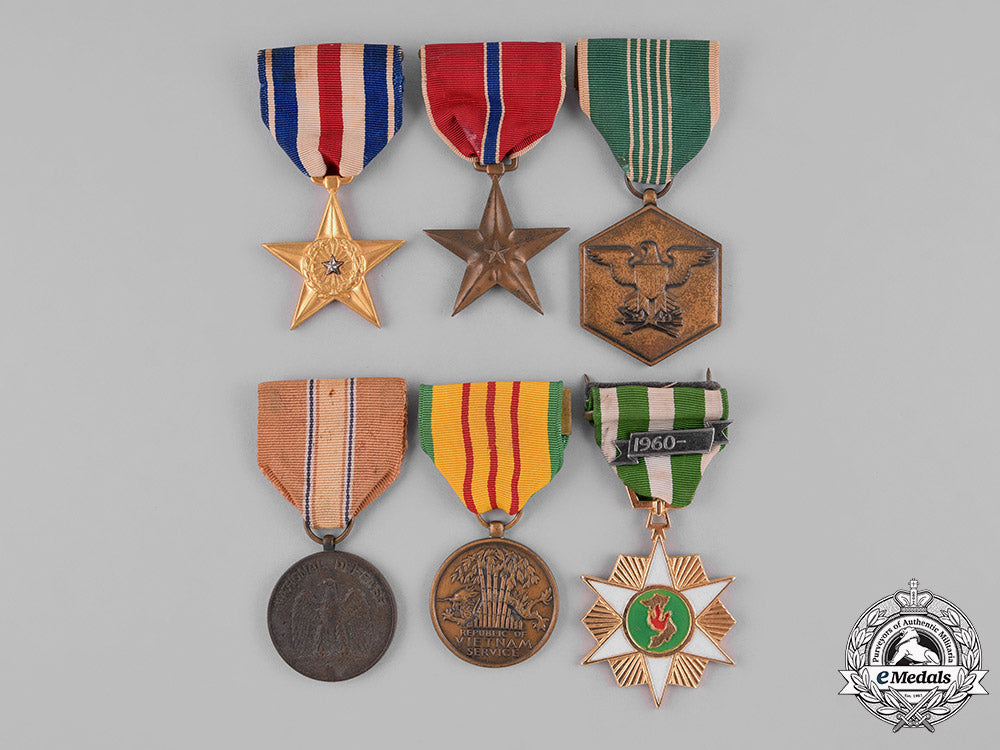 united_states._a_tam_ky_bronze&_silver_star_group_to_airborne_medic,_private_rothwell,1967_c18-031111
