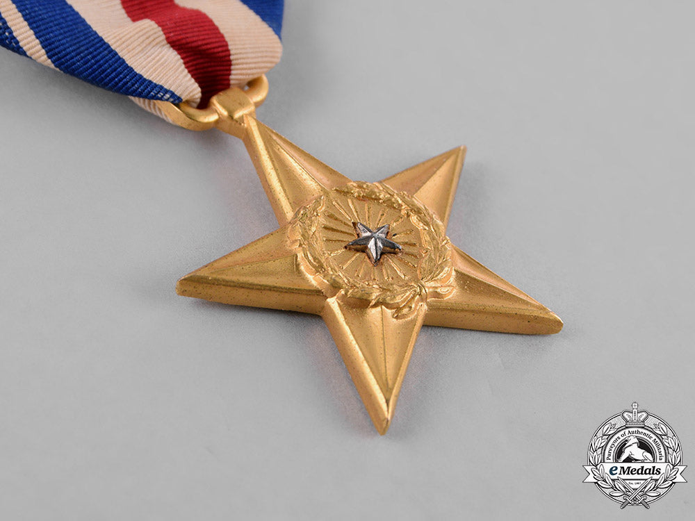 united_states._a_tam_ky_bronze&_silver_star_group_to_airborne_medic,_private_rothwell,1967_c18-031115