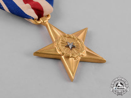 united_states._a_tam_ky_bronze&_silver_star_group_to_airborne_medic,_private_rothwell,1967_c18-031115