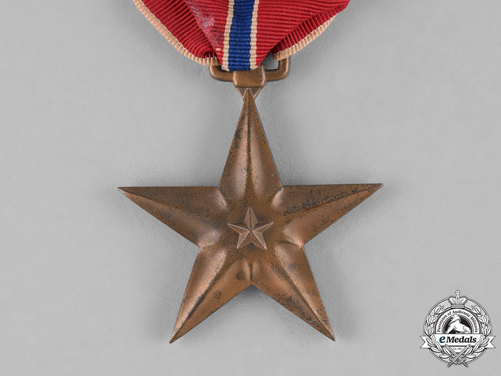 united_states._a_tam_ky_bronze&_silver_star_group_to_airborne_medic,_private_rothwell,1967_c18-031116