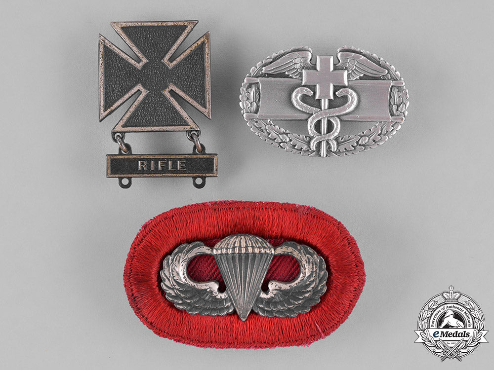 united_states._a_tam_ky_bronze&_silver_star_group_to_airborne_medic,_private_rothwell,1967_c18-031131