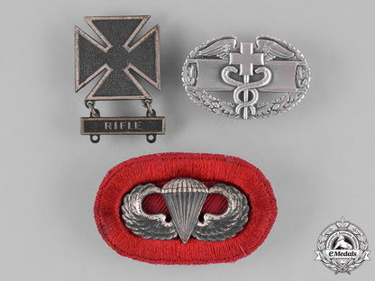 united_states._a_tam_ky_bronze&_silver_star_group_to_airborne_medic,_private_rothwell,1967_c18-031131