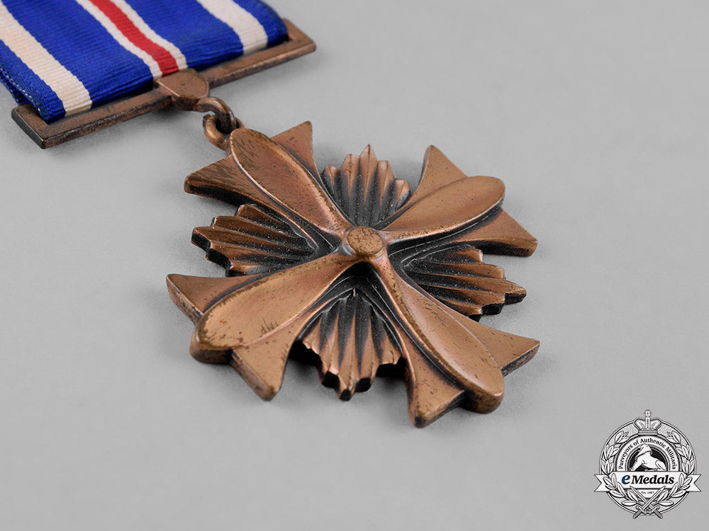 united_states._a_pair_of_air_force_service_medals_c18-031320