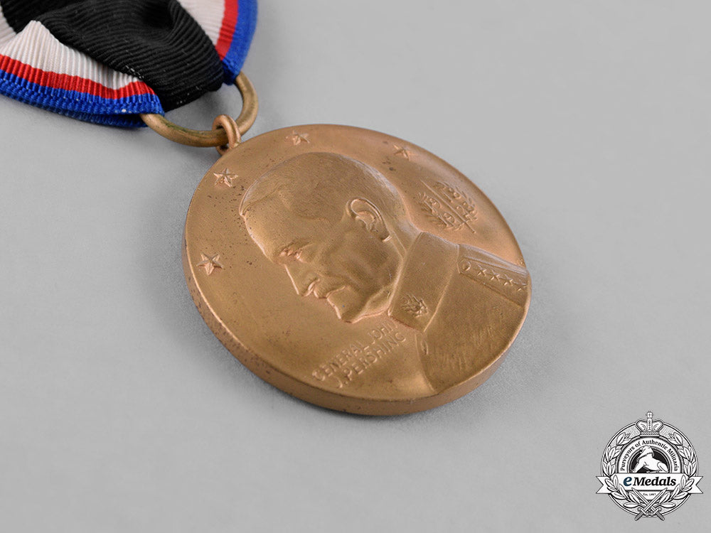 united_states._a_lot_of_three_service_medals_c18-031366