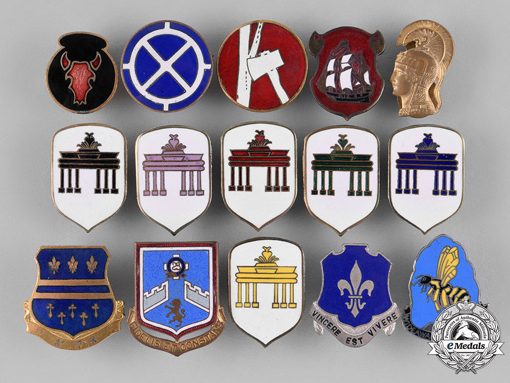 united_states._fifteen_regimental_badges_c18-031560