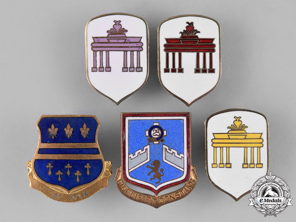 united_states._fifteen_regimental_badges_c18-031561