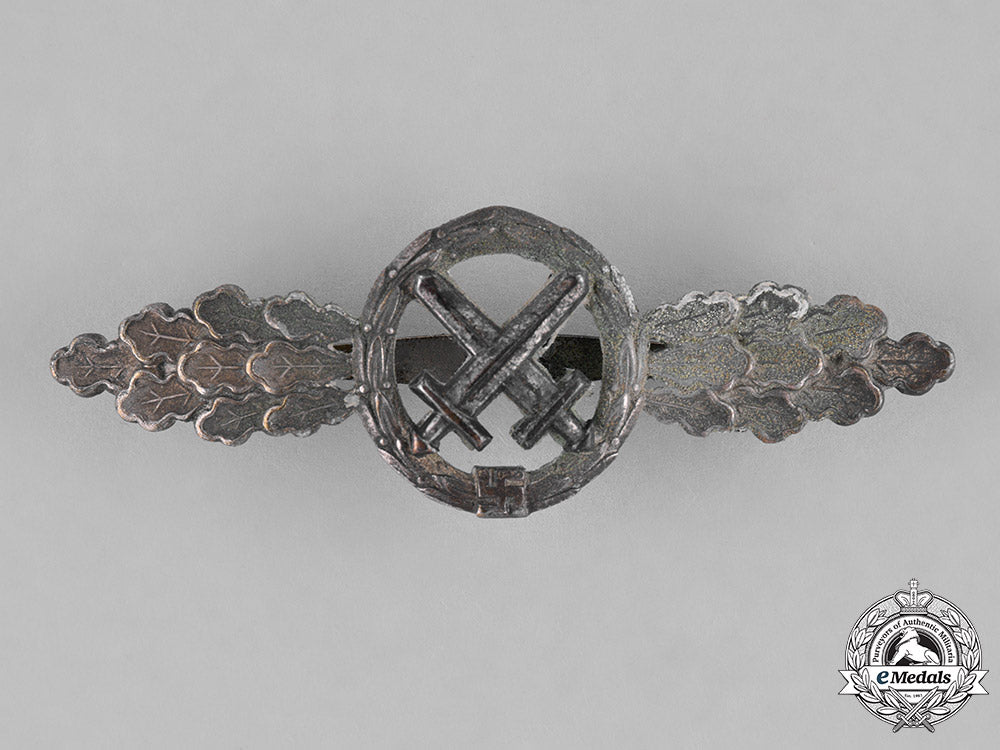 germany,_luftwaffe._a_unit_squadron_clasp_for_air_to_ground_support_fighters,_silver_grade,_by_gh._osang_c18-031654_2_1_1