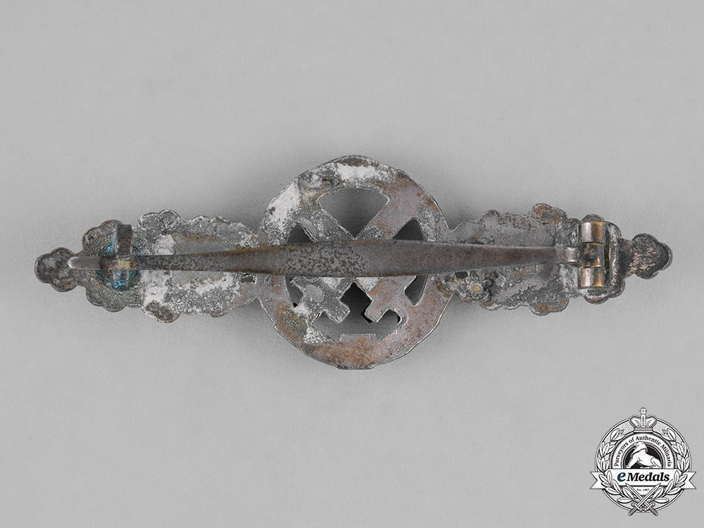 germany,_luftwaffe._a_unit_squadron_clasp_for_air_to_ground_support_fighters,_silver_grade,_by_gh._osang_c18-031655_2_1_1