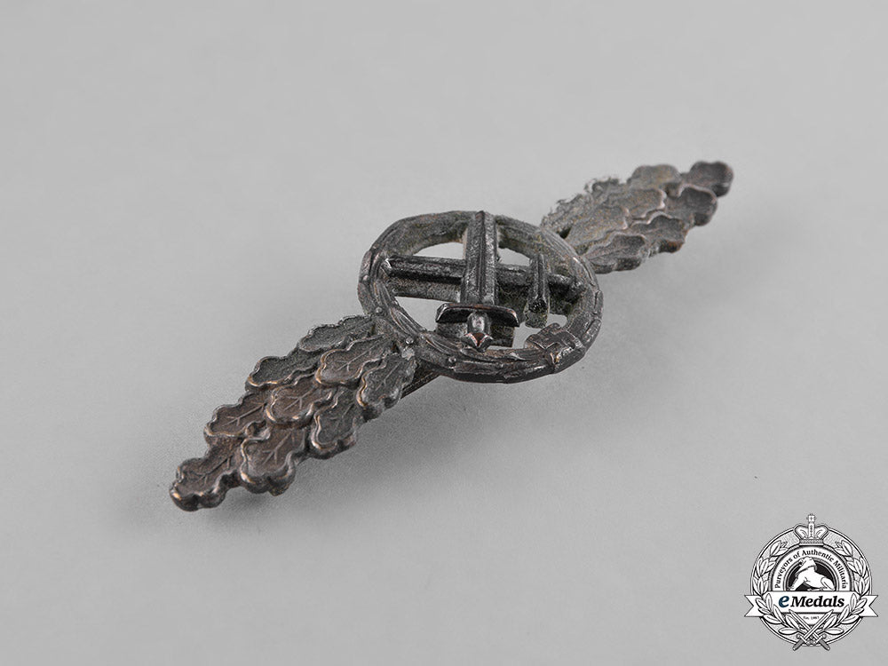 germany,_luftwaffe._a_unit_squadron_clasp_for_air_to_ground_support_fighters,_silver_grade,_by_gh._osang_c18-031657_2_1_1