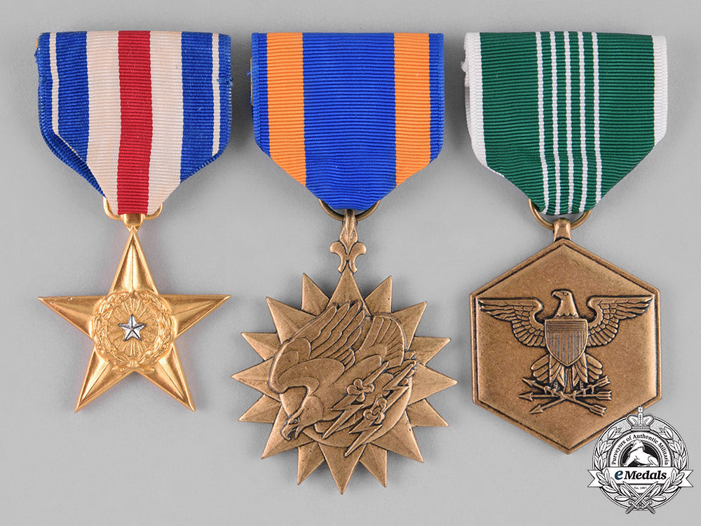 united_states._a_silver_star_group_to_helicopter_door_gunner,_specialist_fourth_class_steven_b._berry,_usa_c18-032002