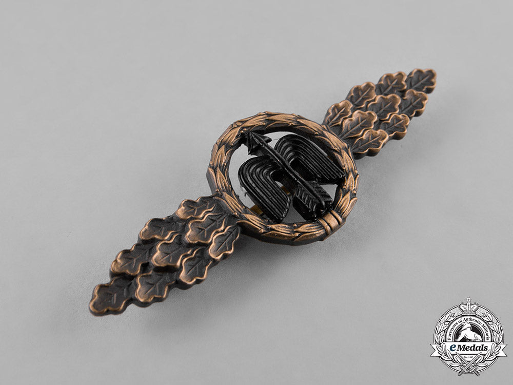 germany,_luftwaffe._a_luftwaffe_bronze_grade_short_range_day_fighter_pilot’s_clasp,1957_reissue_c18-032188