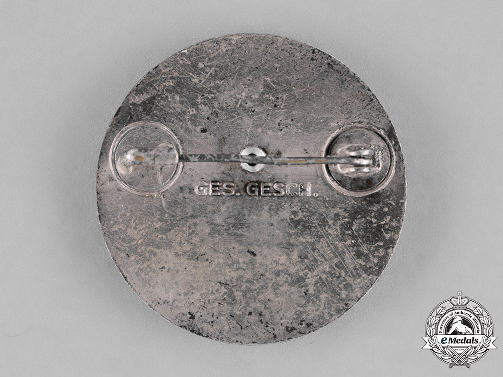 germany,_drk._a_german_red_cross(_drk)_nurse’s_aid_badge_c18-032254