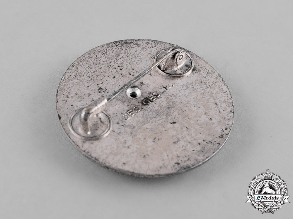 germany,_drk._a_german_red_cross(_drk)_nurse’s_aid_badge_c18-032255