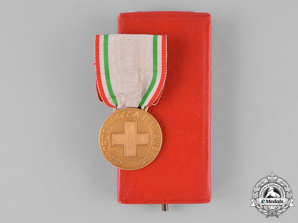 italy,_kingdom._an_extremely_rare_red_cross_merit_medal_in_gold_c18-033548
