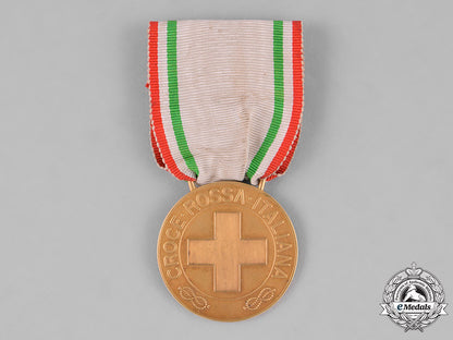 italy,_kingdom._an_extremely_rare_red_cross_merit_medal_in_gold_c18-033549
