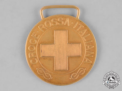 italy,_kingdom._an_extremely_rare_red_cross_merit_medal_in_gold_c18-033550