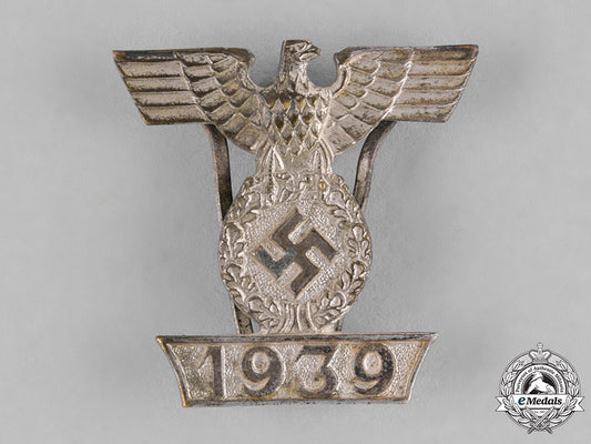 germany,_wehrmacht._a_clasp_to_the1939_iron_cross,_second_class,_type_ii_c18-033702