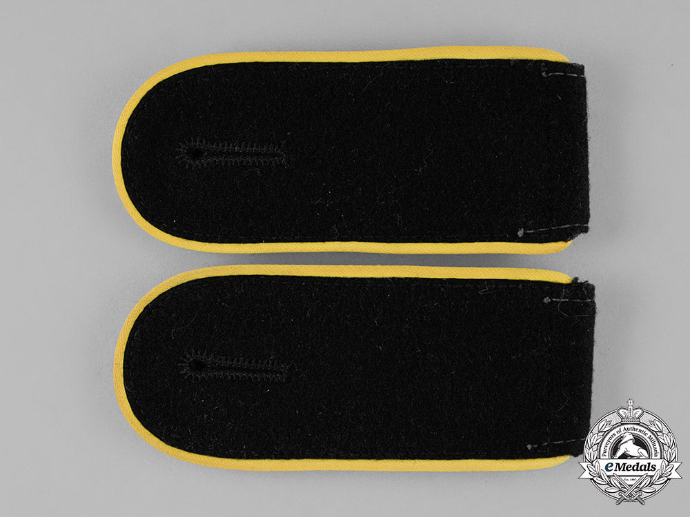 germany,_ss._a_pair_of_waffen-_ss_mann_signals_shoulder_straps_c18-033749