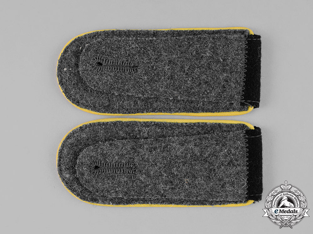 germany,_ss._a_pair_of_waffen-_ss_mann_signals_shoulder_straps_c18-033750