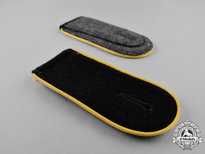 germany,_ss._a_pair_of_waffen-_ss_mann_signals_shoulder_straps_c18-033752