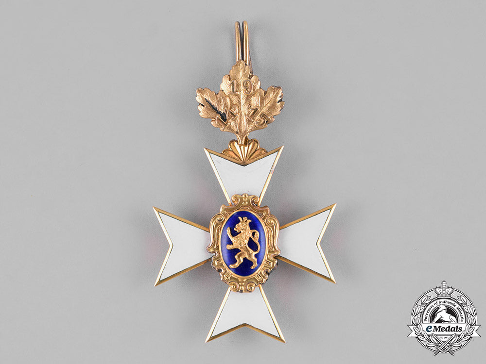 schwarzburg-_rudolstadt,_principality._a_i_class_honour_cross_in_gold,_with_oak-_leaves,_c.1915_c18-034026