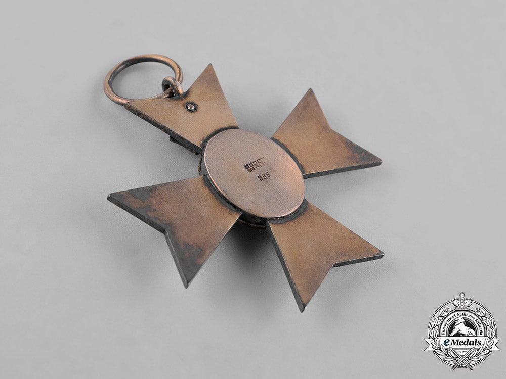 united_kingdom._a_royal_victorian_order,_m.v.o.,_v_class_member,_by_godet,_berlin,_c.1910_c18-034065