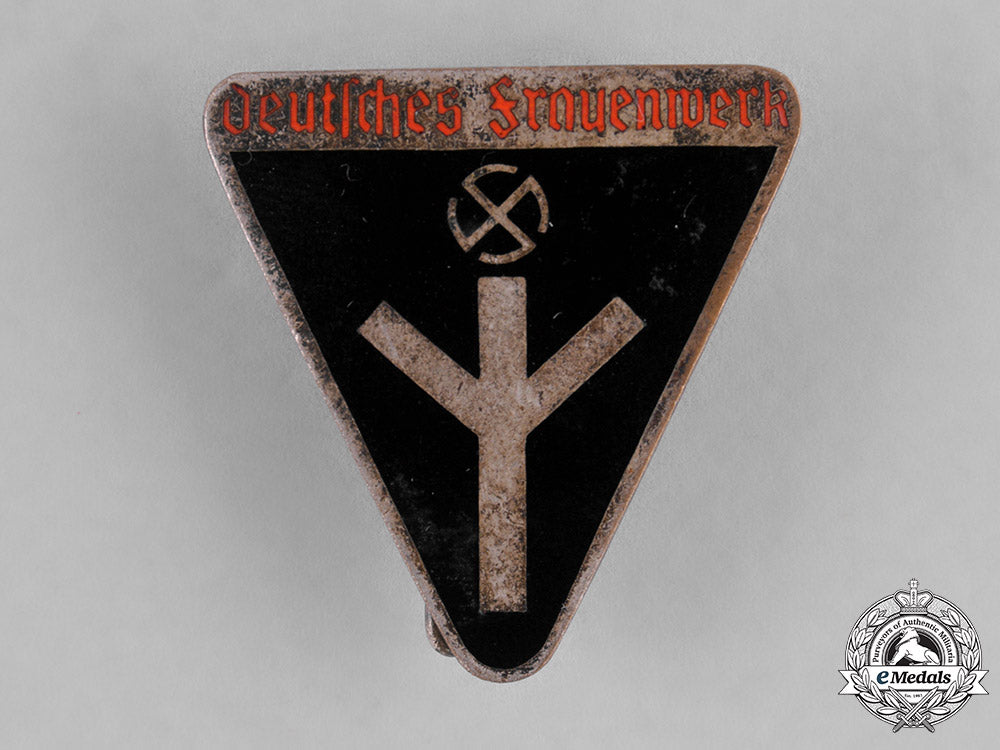 germany,_df._a_deutsches_frauenwerk(_german_women’s_welfare)_membership_badge_by_karl_wurster_c18-035432