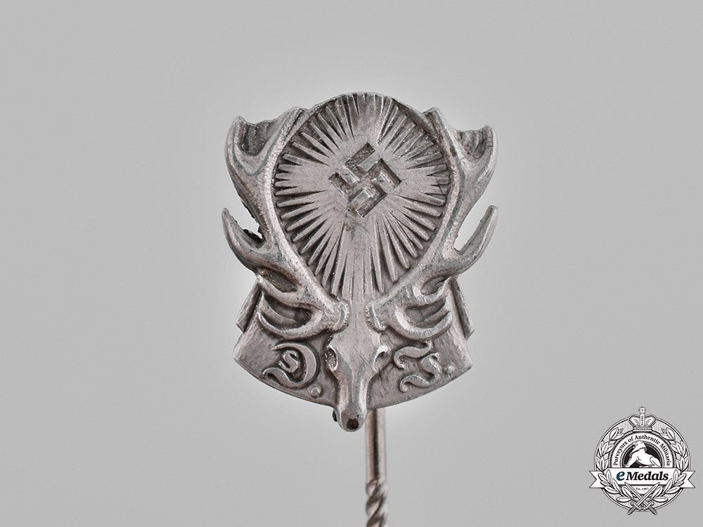 germany,_third_reich._a_group_of_third_reich_period_organization_membership_pins_c18-035658