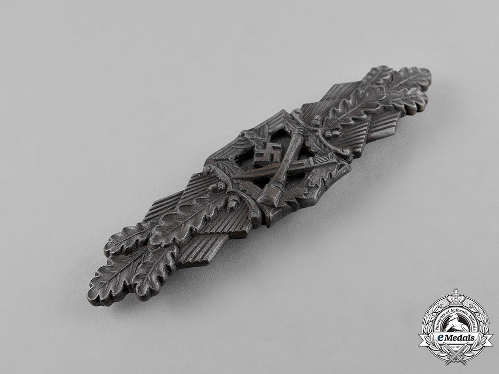germany,_wehrmacht._a_close_combat_clasp,_silver_grade,_by_friedrich_linden_c18-036155