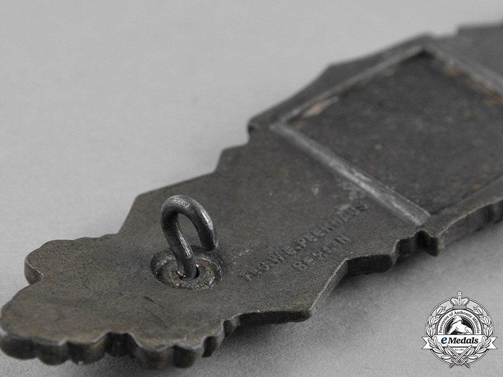germany,_wehrmacht._a_close_combat_clasp,_silver_grade,_by_friedrich_linden_c18-036157