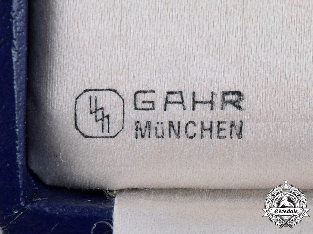 germany,_ss._a_ss-_issued_patriotic_badge_by_otto_gahr,_with_case_c18-036269