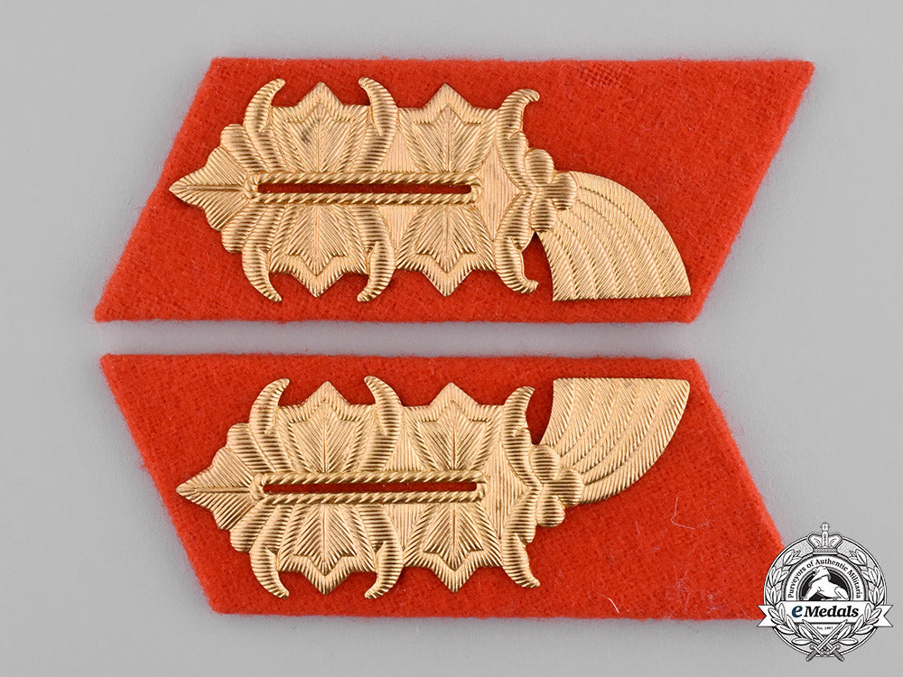 germany,_ddr._a_set_of_east_german_general_collar_tabs_c18-036935