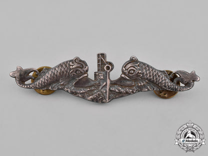 united_states._a_submarine_warfare_enlisted_man's_qualification_badge_c18-037112