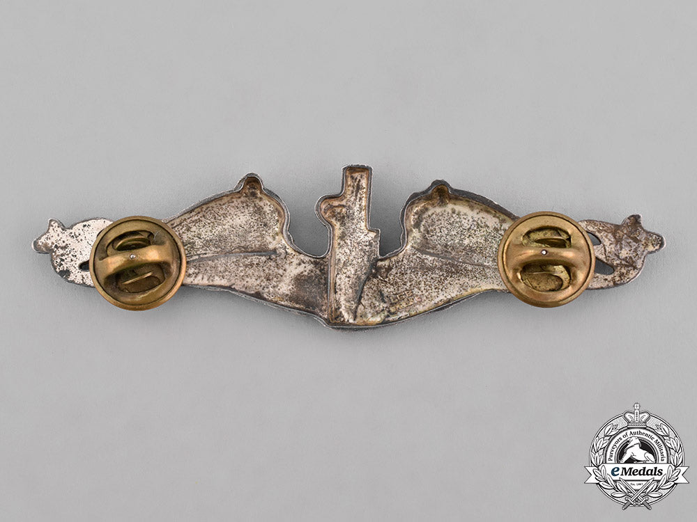 united_states._a_submarine_warfare_enlisted_man's_qualification_badge_c18-037113