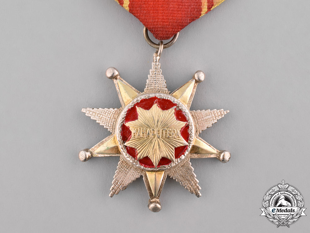 indonesia,_republic._a_star_of_mahaputera,_v_class_knight,_c.1960_c18-037157